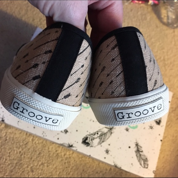 Groove Beige Arrow Slip-On Sneakers! NEW! - Picture 6 of 9