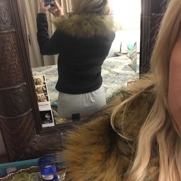 Leather jacket with fur collar - Picture 7 of 8