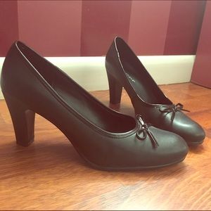 Black Pumps with Bow Detail