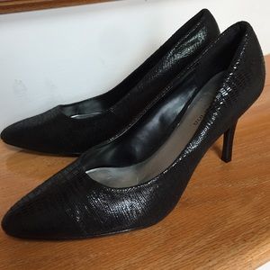 Ann Marino black patterned sueded pump almost new