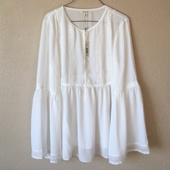 Max Studio Tops - Gorgeous Max Studio White Bell Sleeve Blouse