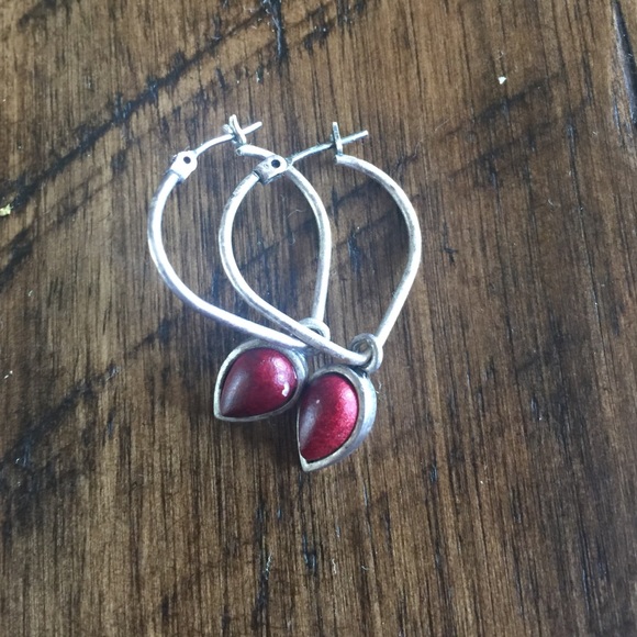 Small red hooped earrings.