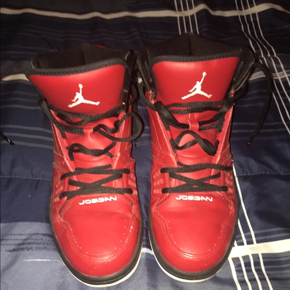 Red / black jordans - Picture 2 of 4