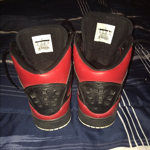 Red / black jordans - Picture 3 of 4