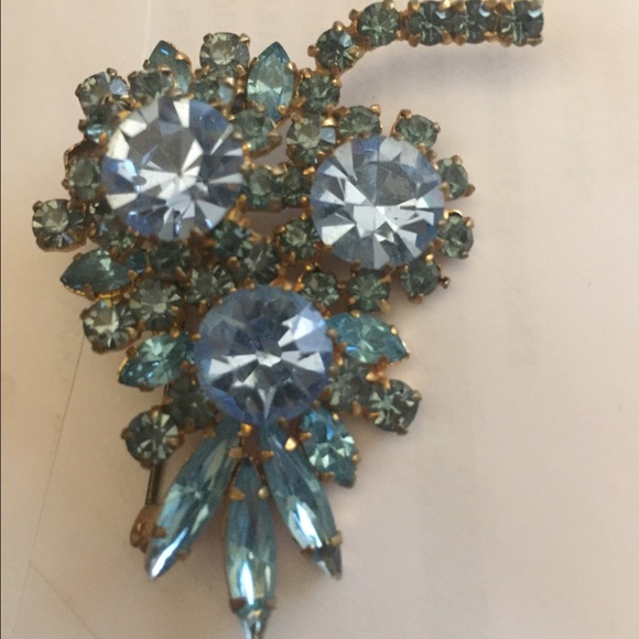 Vintage Brooch Australian crystals beautiful