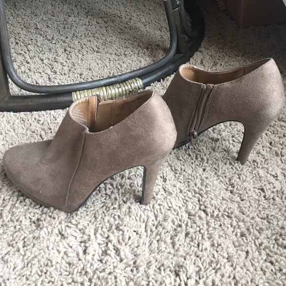Morona bootie heals size 6!