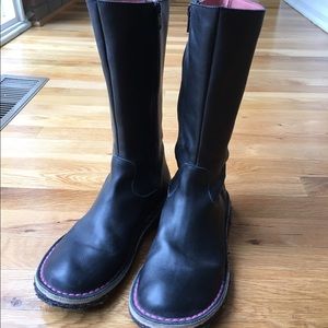 Camper boots, black leather w/ pink stitching