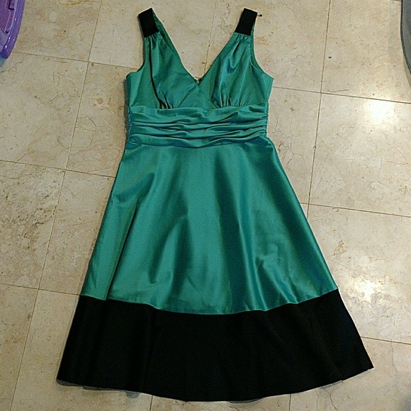 Donna Morgan Dresses & Skirts - Beautiful green & black Donna Morgan dress, sz 6