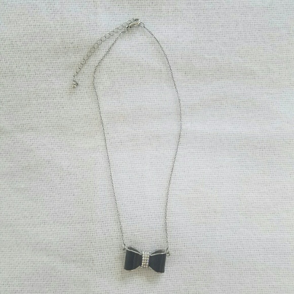 Bow necklace