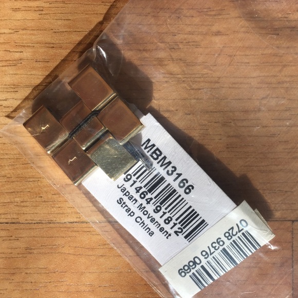 GOLD with blue face Marc by Marc Jacobs watch ⌚️💕 - Picture 2 of 3