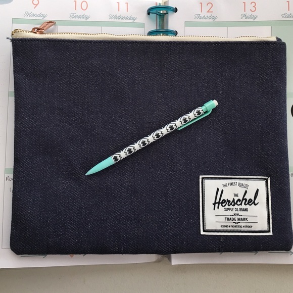 Herschel zipper clutch