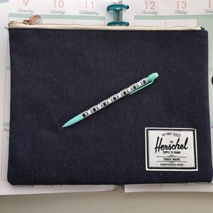 Herschel zipper clutch