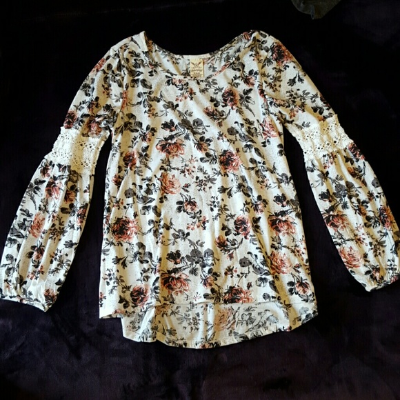 Floral & lace long sleeved T