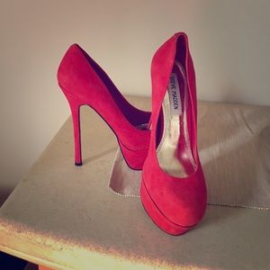Steve Madden red pumps..good condition!