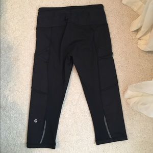 NWOT Lululemon Crops in Black size 6