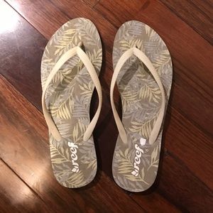 Reef size 8 cream flip flops