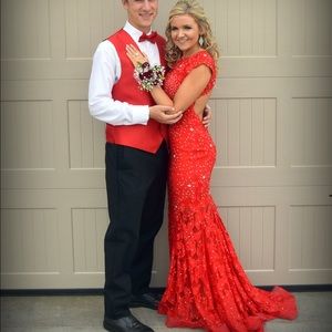I'm selling this beautiful prom dress, size 2!!
