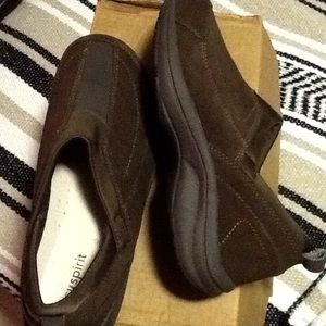 Brand New Easy Spirit 9.5N Brown Suede Slip ons