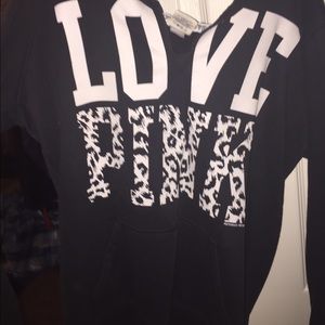 Cheetah black and white sweatshirt with v cut