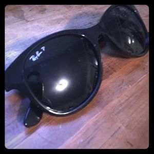 Ray Bans RB4203 in black