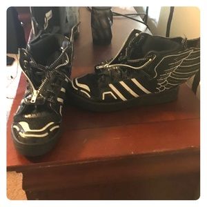 Jeremy Scott's 2.0 ⚫️