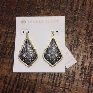 NEVER WORN KENDRA SCOTT ADDIE EARRINGS