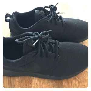 Nike roshe women's all black shoes