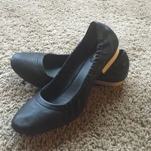 Pour La Victoire Canton Leather Flat