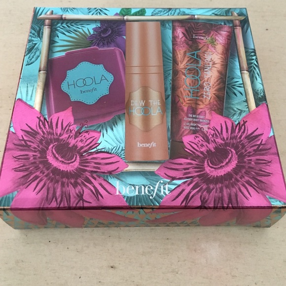 Benefit "Get Your Hoola On!" Kit