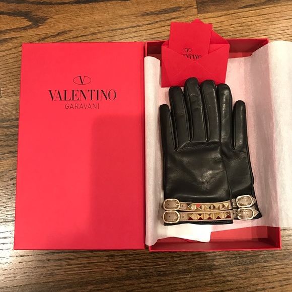 Valentino Rockstud Gloves in size 6.5, black (New)