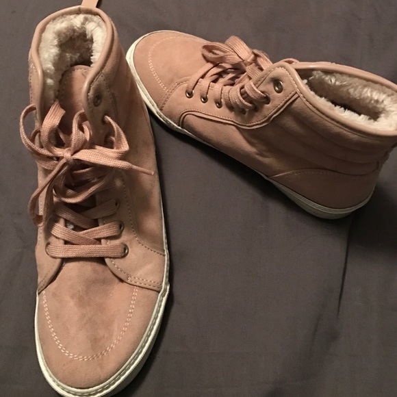 Pink high top with fur inside USED from Oldnavy - Picture 2 of 3