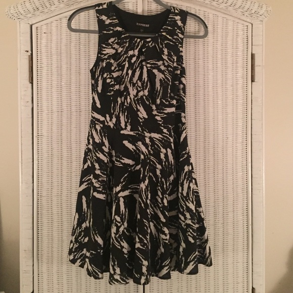 Express Keyhole Dress - Picture 2 of 3