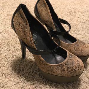 Jessica Simpson pumps