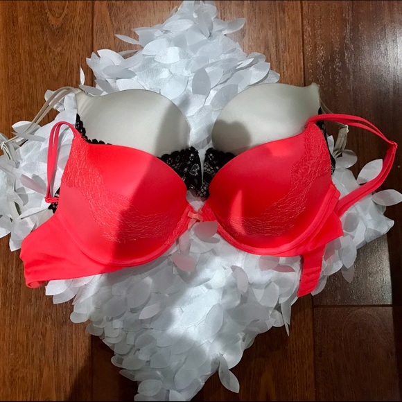 2 VS bras. 32D. Mint condition.