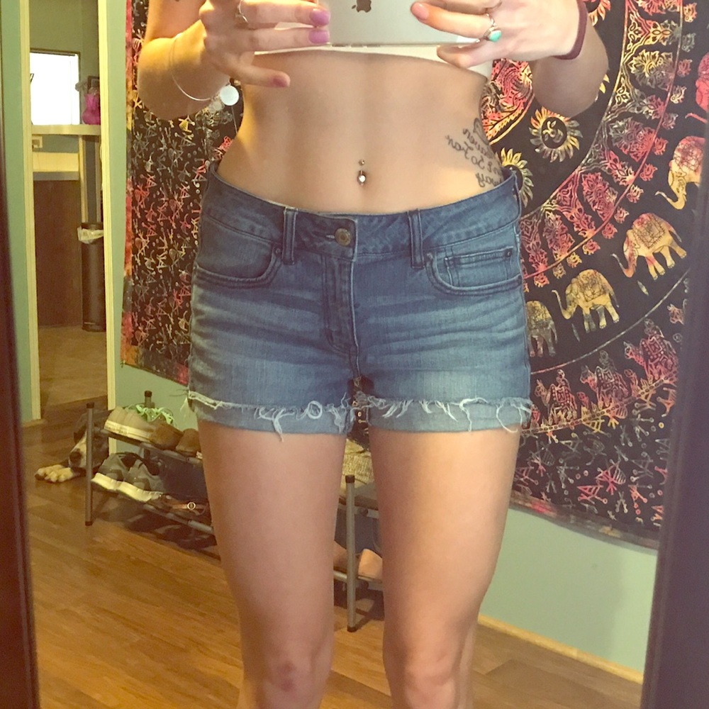 Medium wash denim AEO stretch shorts