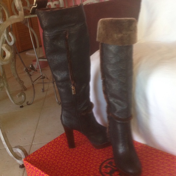 Twisted Riding Boot: Women Brand New never worn Tory Burch boots