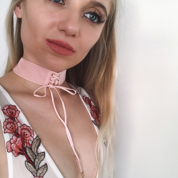 • baby pink lace up gold chain choker • - Picture 4 of 4