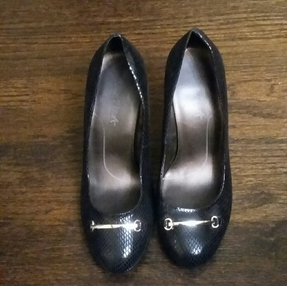 Rose Petals Black Pumps