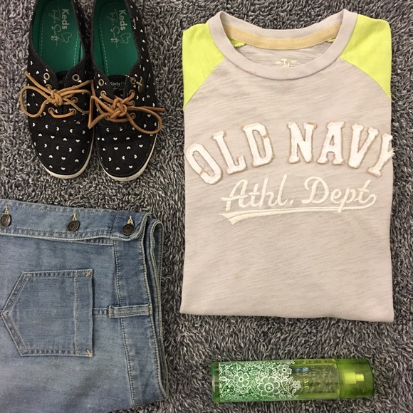 Old Navy Tops - Cute top - bright & from Old Navy - g8 4 spring!