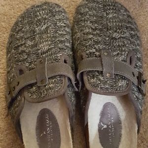 American eagle clogs