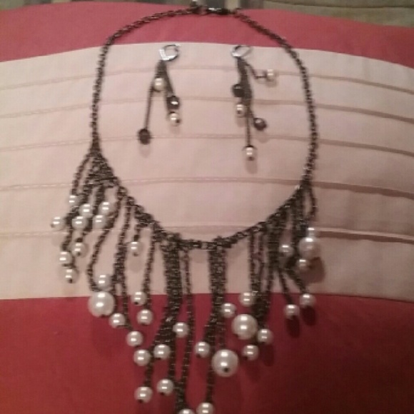 Pretty Pearl necklace and earring set