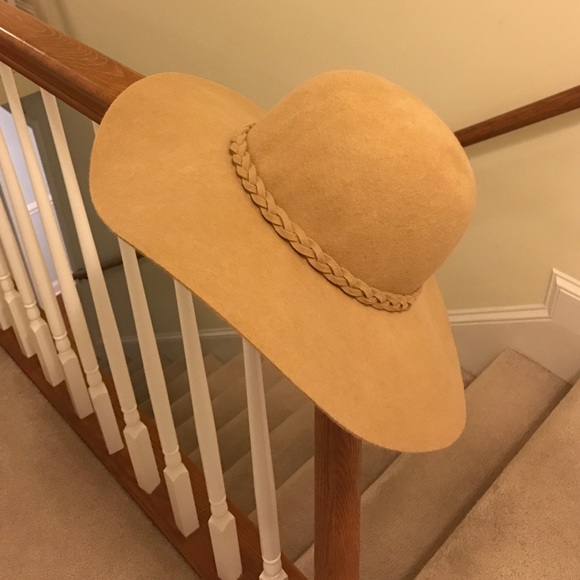 Tan/Camel floppy hat w/ tags!
