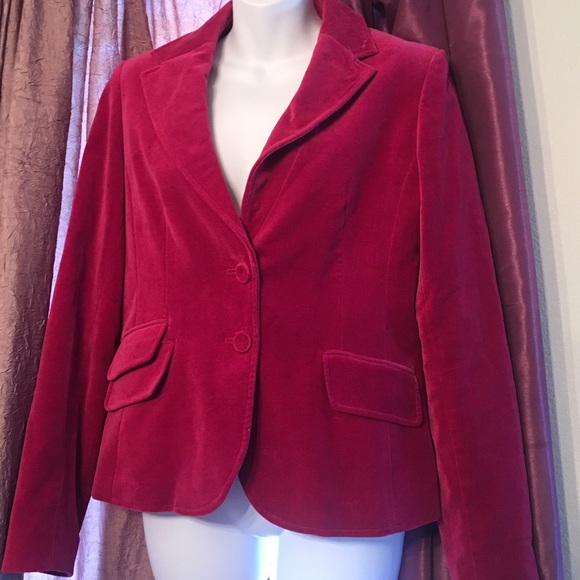 Pink fuchsia, velvet blazer.