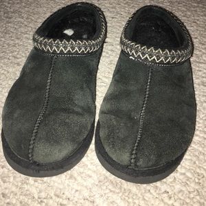 Black ugg slippers