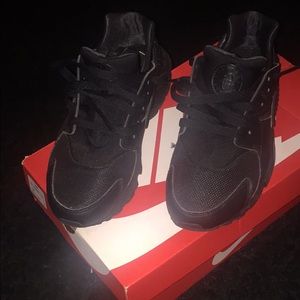 All black Nike huaraches size 6Y