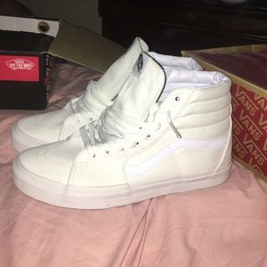 All white Vans 👌🏾👌🏾