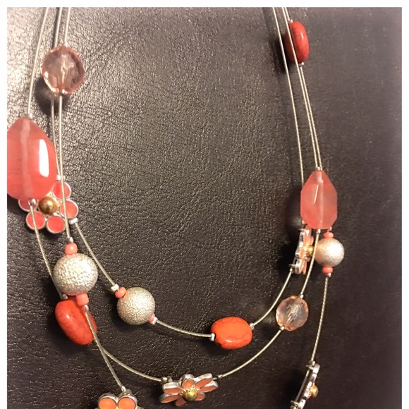 Peach 🌺 Flower Necklace - Picture 4 of 4