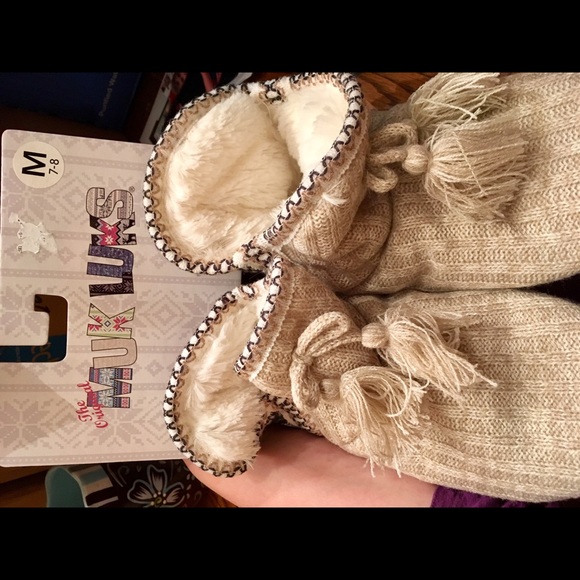 MukLuks slippers,brand new, never worn. Medium 7/8