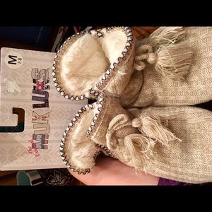 MukLuks slippers,brand new, never worn. Medium 7/8
