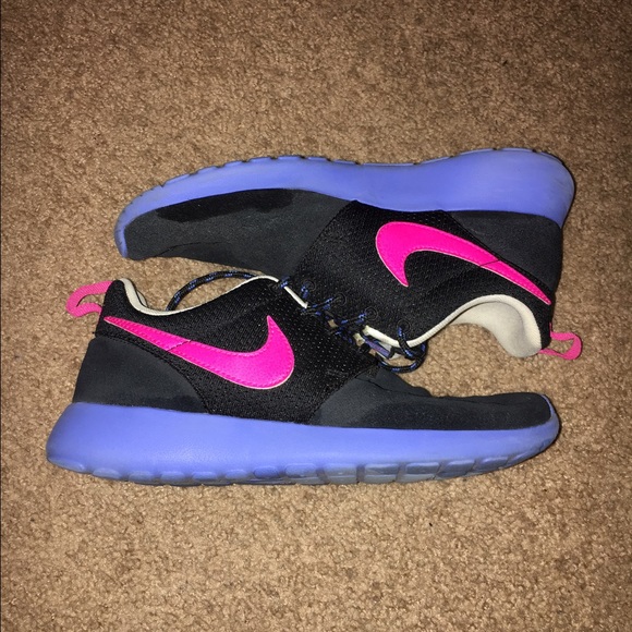Nike Roshe One tennis shoes.